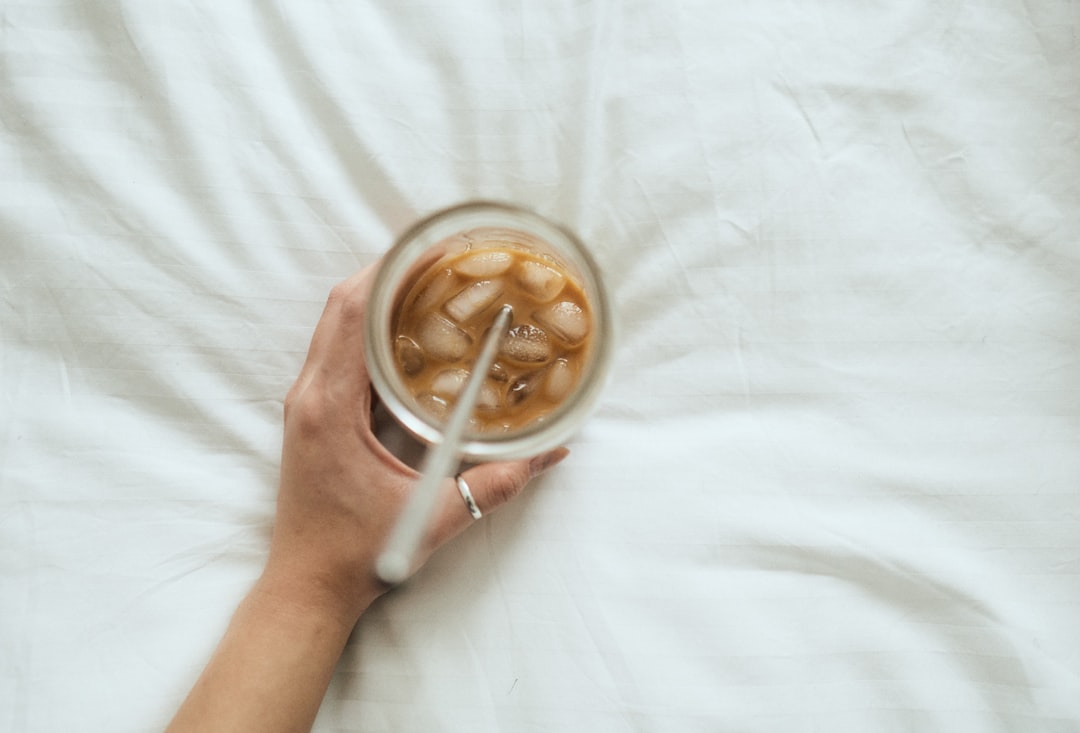 קפה לפני השינה: מתי כדאי להפסיק לשתות כדי להגן על השינה שלך