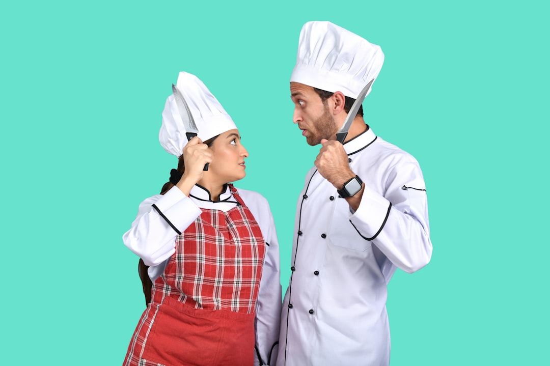 איך להשתמש במגבות מטבח כמו מקצוען: מדריך פרקטי לניקיון, ספיגה ועמידות