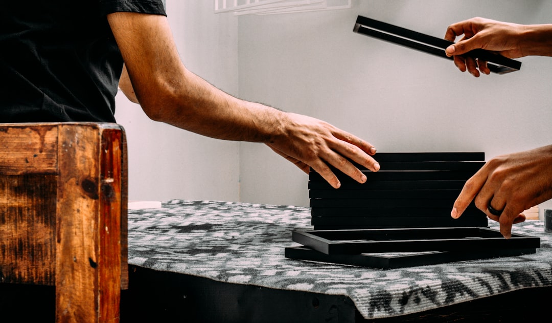 איך לאחסן מגבות במטבח: פתרונות חכמים לשמירה על סדר, היגיינה ועמידות