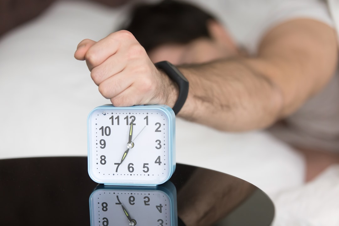 מדיטציה לפני שינה: מדריך קצר לשינה רגועה ומוח צלול